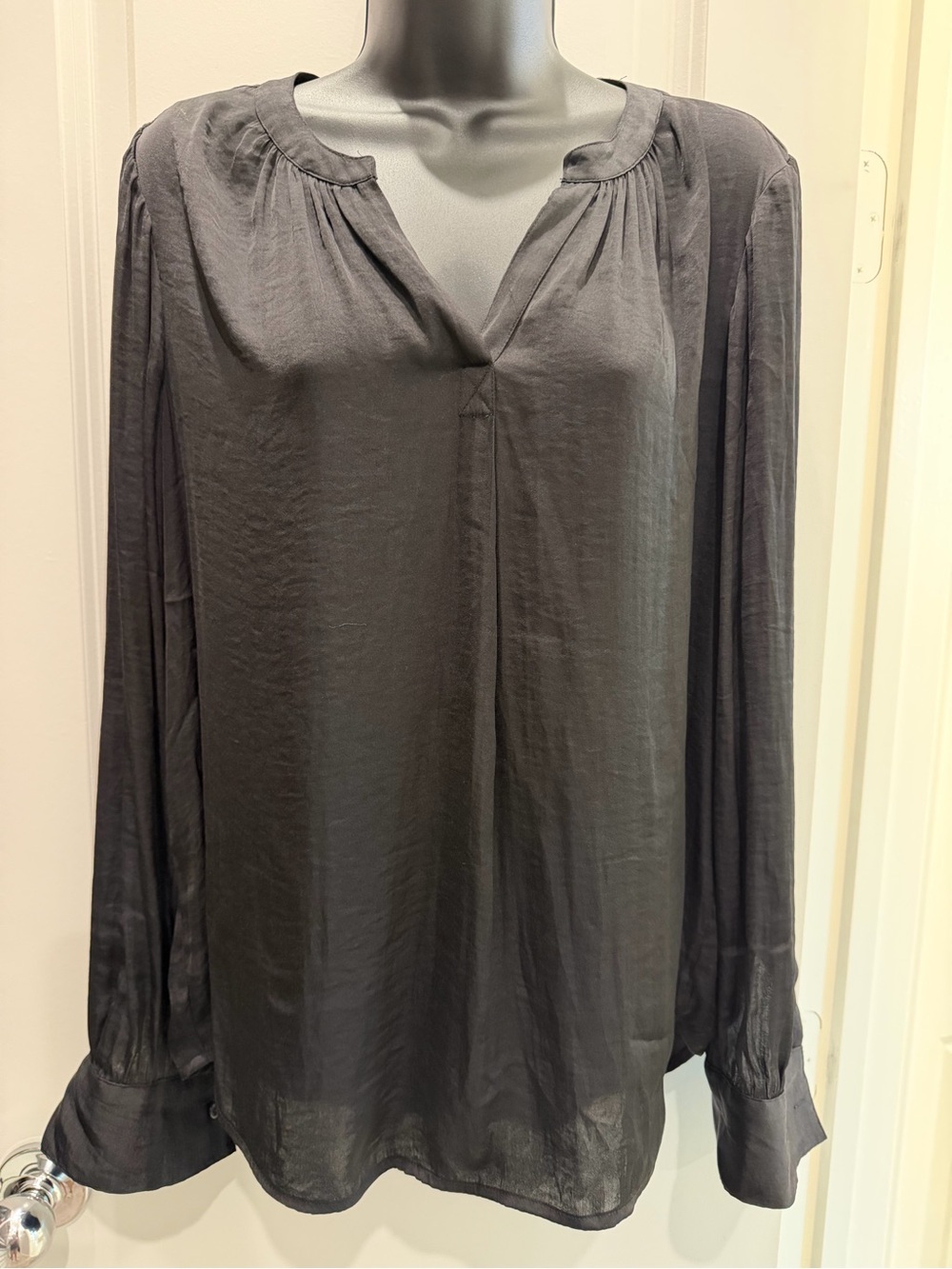 Simply Vera Vera Wang Black Satin Split-Neck Roll-Tab Blouse Size Medium